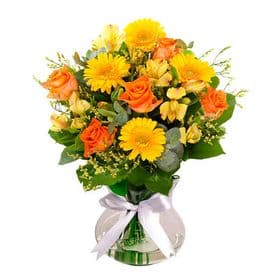 thumb-arranjo-em-tons-de-ouro-rosas-e-gerberas-no-vidro-0