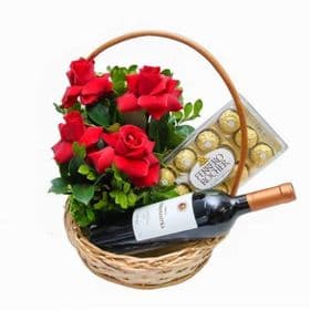 thumb-cesta-4-rosas-vermelhas-ferrero-rocher-com-12-e-vinho-reservado-0