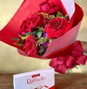 Buque de 5 Rosas vermelhas com Raffaello