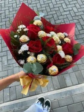 thumb-buque-09-rosas-vermelhas-com-09-ferrero-cravejado-0